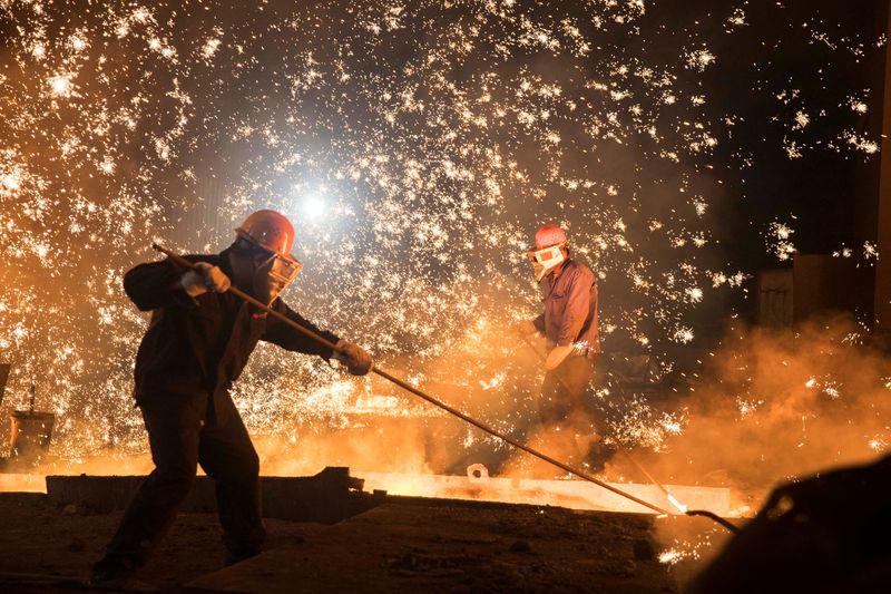 &copy; Reuters. FILE PHOTO: Laborers work at a steel plant of Shandong Iron & Steel Group in Jinan, Shandong province, China, July 7, 2017. REUTERS/Stringer 