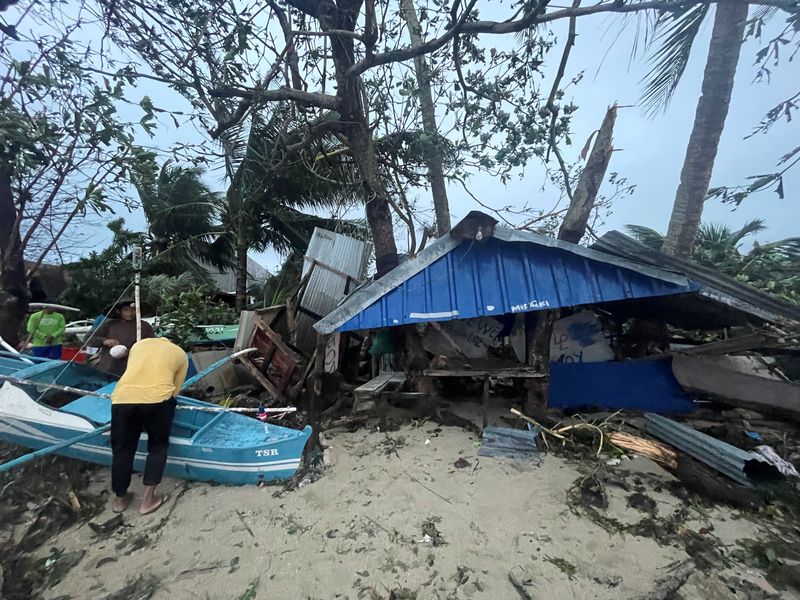 &copy; Reuters. جانب من الدمار الناتج بعد ما ضرب إعصار مقاطعة بوهول الفلبينية يوم 17 ديسمبر كانون الأول 2021. صورة لرويترز من مواقع التواصل الاجتماعي. (يحظر إعا