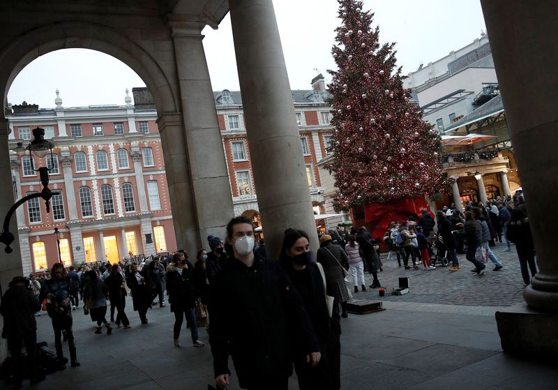 &copy; Reuters. FILE PHOTO: People walk through the Piazza in Covent Garden amid the coronavirus disease (COVID-19) pandemic in London, Britain, December 18, 2021.  REUTERS/Peter Nicholls