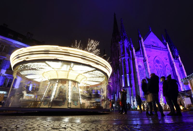 &copy; Reuters. FILE PHOTO: People visit a Christmas market in Mulhouse, France December 15, 2021. REUTERS/Yves Herman