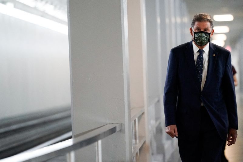 &copy; Reuters. FILE PHOTO: U.S. Senator Joe Manchin (D-WV) walks to a Democratic policy luncheon at the U.S. Capitol in Washington, U.S., December 16, 2021. REUTERS/Elizabeth Frantz