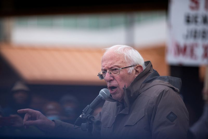 &copy; Reuters. FILE PHOTO: U.S. Senator Bernie Sanders (I-VT) speaks about corporate America and expresses his support for striking Kellogg workers from the Porter Street plant at the Battle Creek Farmers Market in Battle Creek, Michigan, U.S., December 17, 2021. REUTER