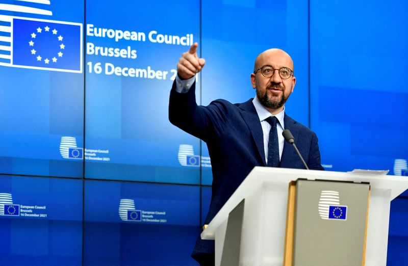 © Reuters. رئيس المجلس الأوروبي شارل ميشيل يتحدث خلال مؤتمر صحفي عقب قمة للاتحاد الأوروبي في بروكسل يوم الجمعة. صورة لرويترز من ممثل لوكالات الأنباء.
