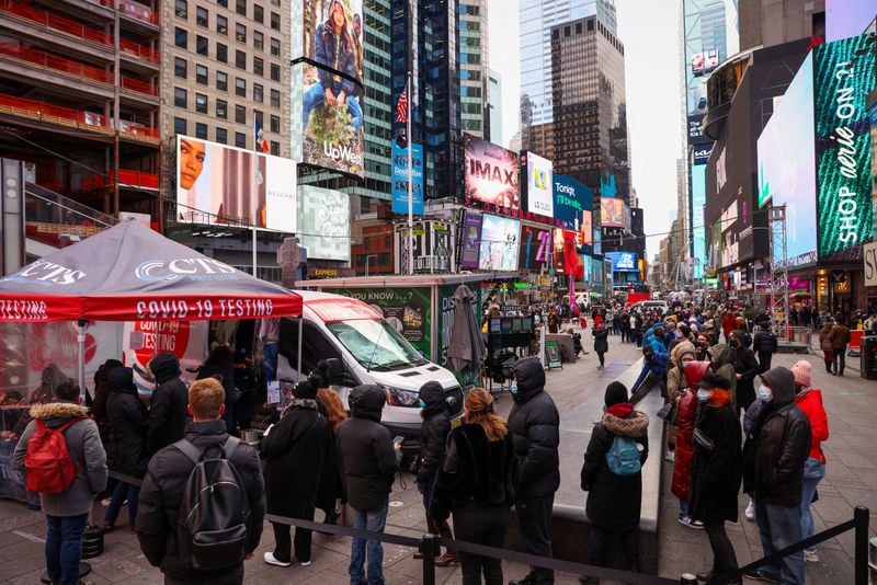 © Reuters. People stand in a queue for a coronavirus disease (COVID-19) test in Times Square as the Omicron coronavirus variant continues to spread in Manhattan, New York City, U.S., December 19, 2021. REUTERS/Andrew Kelly