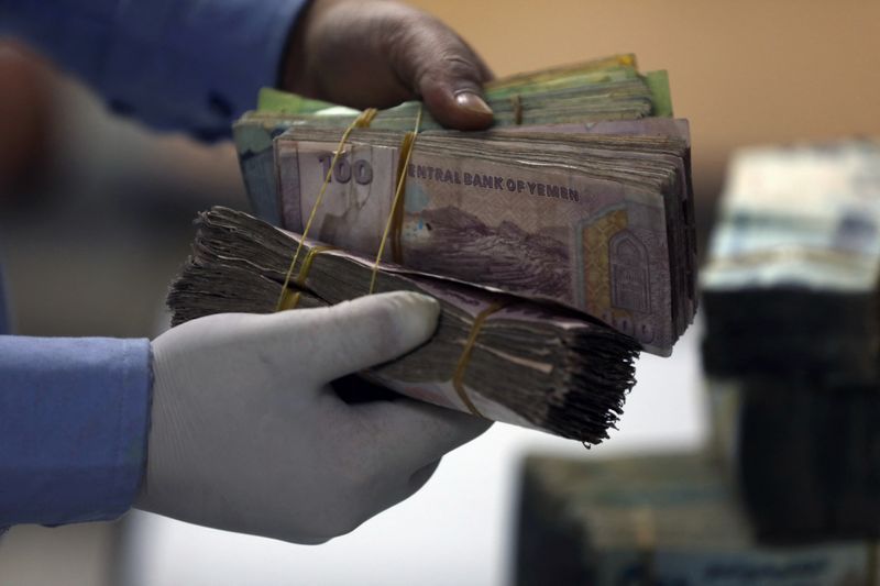 الريال اليمني يسجل تحسنا كبيرا أمام الدولار بعد تلقي البنك المركزي دعما دوليا