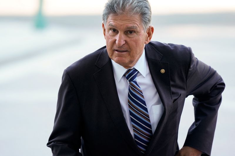 © Reuters. FILE PHOTO: U.S. Senator Joe Manchin (D-WV) arrives at the U.S. Capitol in Washington, U.S., September 27, 2021. REUTERS/Elizabeth Frantz