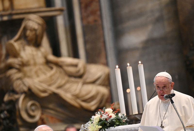 © Reuters. البابا فرنسيس يتحدث في كاتدرائية القديس بطرس في الفاتيكان يوم 10 ديسمبر كانون الأول 2021. صورة لرويترز من ممثل لوكالات الأنباء.