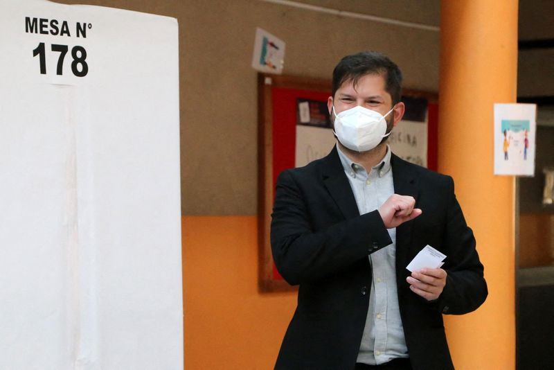 &copy; Reuters. Foto del domingo de Gabriel Boric saludando antes de votar en Punta Arenas, Chile Dic 19, 2021. REUTERS/Juan Carlos Avendano 
PROHIBIDA SU REVENTA O SU USO COMO ARCHIVO