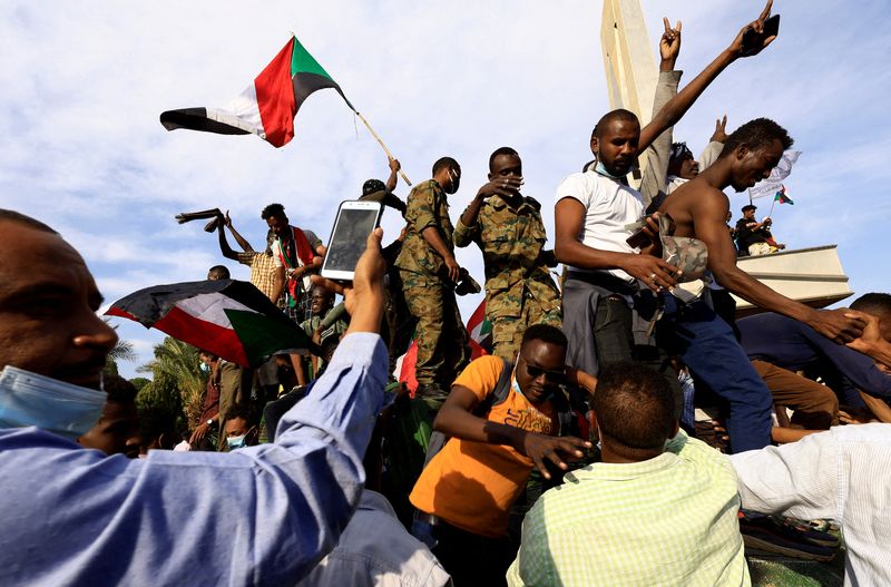 &copy; Reuters.  １２月１９日、スーダンの首都ハルツームで、１０月に起きた軍事クーデターに抗議する大規模なデモが行われ、数十万人が大統領府に向けて行進した。ハルツームの抗議デモ現場で撮影