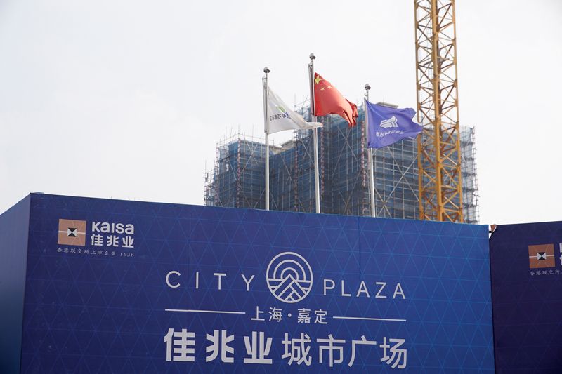 &copy; Reuters. 　中国当局は民間・国有の大手不動産会社に対し、資金繰りが悪化している不動産開発会社から不動産プロジェクトを買い取るよう求めている。写真は佳兆業集団の開発プロジェクト。上海