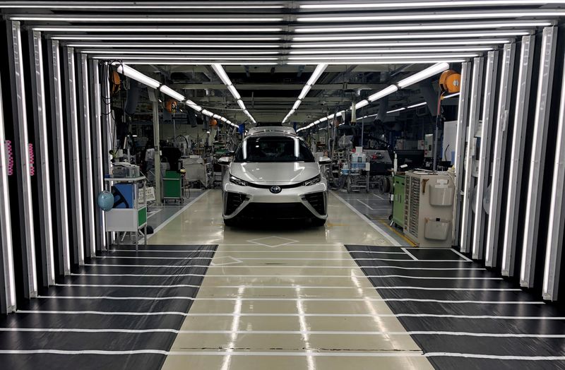 &copy; Reuters. 　トヨタ自動車は２０日、来年１月に国内５工場７ラインを一時非稼働にすると明らかにした。国内の物流逼迫、東南アジアでの新型コロナウイルス感染拡大と半導体供給不足により、約２