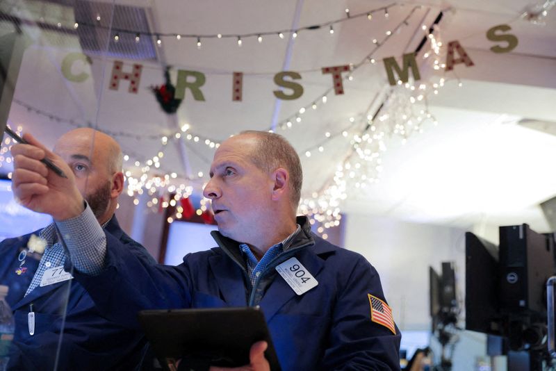 &copy; Reuters. FILE PHOTO: Traders work on the trading floor at the New York Stock Exchange (NYSE) in Manhattan, New York City, U.S., December 17, 2021. REUTERS/Andrew Kelly/File Photo