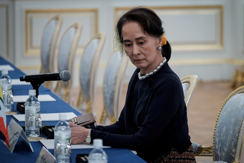 &copy; Reuters. Un tribunal birman a reporté lundi le verdict de l'un des procès contre la dirigeante déchue Aung San Suu Kyi pour des accusations d'atteinte à la règlementation sur les télécommunications, a déclaré une personne au fait de la procédure. /Photo 