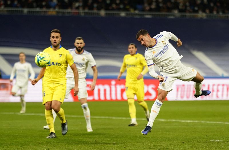 &copy; Reuters. El futbolista Eden Hazard remata a puerta de cabeza durante el partido de liga española disputado entre el Real Madrid y el Cádiz en el estadio Santiago Bernabéu de Madrid, España, el 19 de diciembre de 2021. REUTERS/Juan Medina