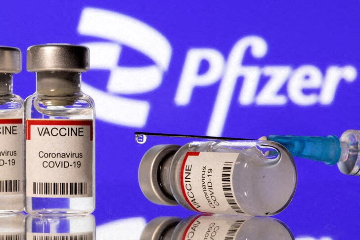 &copy; Reuters. Vials labelled "VACCINE Coronavirus COVID-19" and a syringe are seen in front of a displayed Pfizer logo in this illustration taken December 11, 2021. REUTERS/Dado Ruvic/Illustration