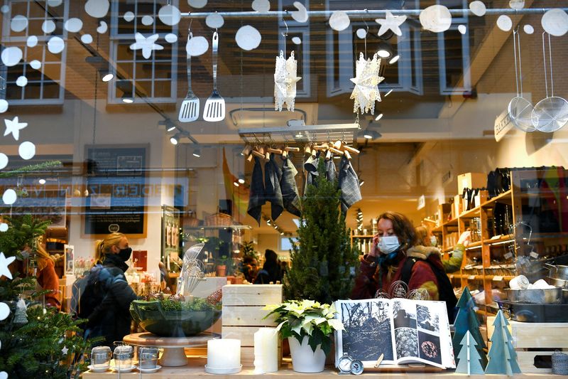 &copy; Reuters. FILE PHOTO: People do their Christmas shopping before the Dutch government's expected announcement of a "strict" Christmas lockdown to curb the spread of the Omicron coronavirus variant, in the city centre of Nijmegen, Netherlands December 18, 2021. REUTE