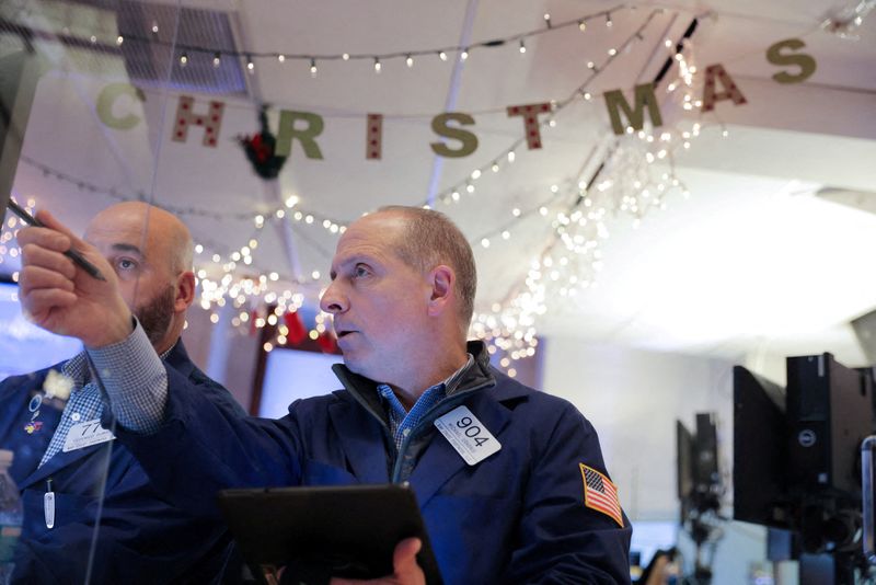 &copy; Reuters. FOTO DE ARCHIVO: Agentes de bolsa en el interior de la Bolsa de Nueva York, Estados Unidos, el 17 de diciembre de 2021. REUTERS/Andrew Kelly