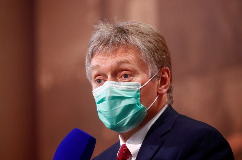 &copy; Reuters. Kremlin spokesman Dmitry Peskov wearing a protective face mask attends Russian President Vladimir Putin's annual end-of-year news conference, held online in a video conference mode, in Moscow, Russia December 17, 2020. REUTERS/Maxim Shemetov