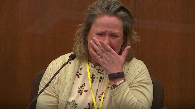 &copy; Reuters. Kimberly Potter, the white former Minnesota police officer who killed Black motorist Daunte Wright in April after claiming she mistook her handgun for her Taser, breaks down in tears as she testifies during her trial in Brooklyn Center, Minnesota, U.S., D