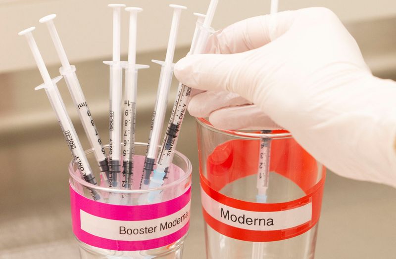 &copy; Reuters. 米モデルナは２０日、同社の新型コロナウイルスワクチンについて、ブースター接種（追加接種）を行えば、オミクロン株に効果があるとみられるとの臨床試験結果を明らかにした。スイス