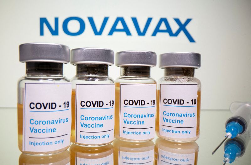 &copy; Reuters. Frascos con una pegatina en la que se lee &quot;COVID-19 / Vacuna contra el coronavirus / Sólo inyección&quot; y una jeringa médica ante un logotipo de Novavax