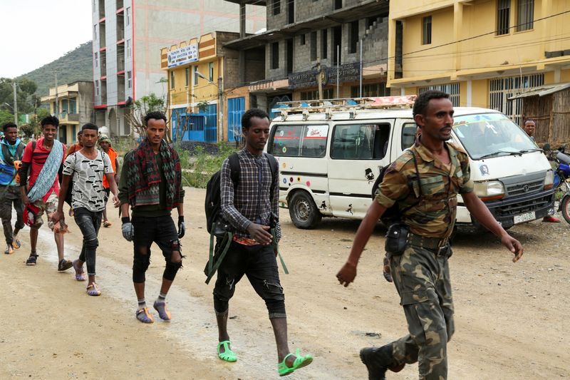 &copy; Reuters. FOTO DE ARCHIVO: Jóvenes recién reclutados se unen a las fuerzas de Tigray, Etiopía, 11 de julio del 2021. REUTERS/Giulia Paravicini  