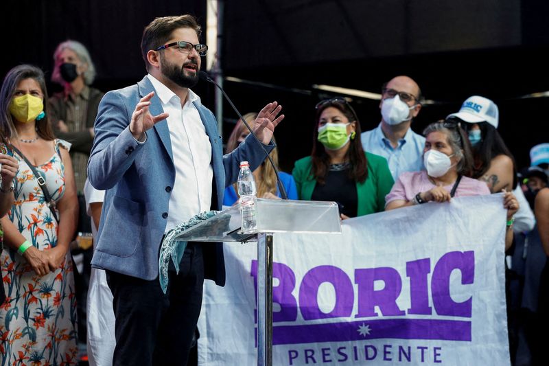 &copy; Reuters. FOTO DE ARCHIVO: El candidato a la presidencia chilena Gabriel Boric durante el acto de cierre de su campaña elecotral en Santiago, Chile, el 16 de diciembre de 2021. REUTERS/Rodrigo Garrido