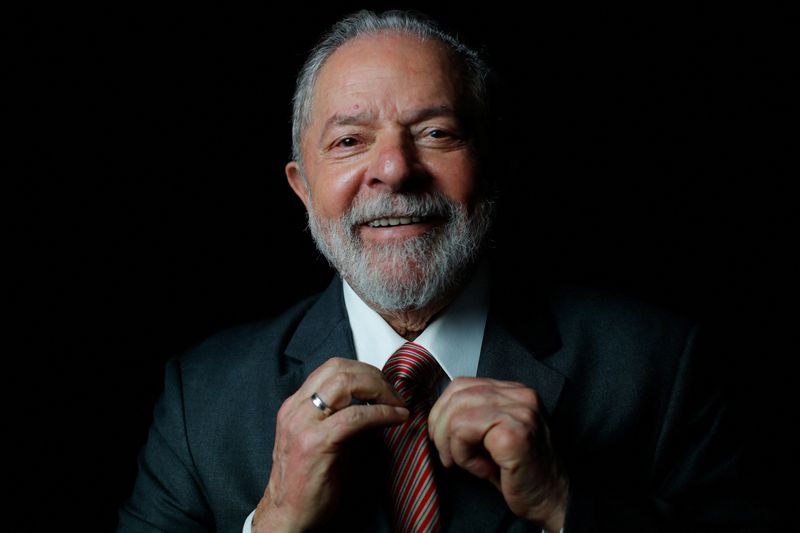 &copy; Reuters. Ex-presidente Luiz Inácio Lula da Silva ajeita a gravata durante entrevista à Reuters em Sâo Paulo
17/12/2021 REUTERS/Amanda Perobelli