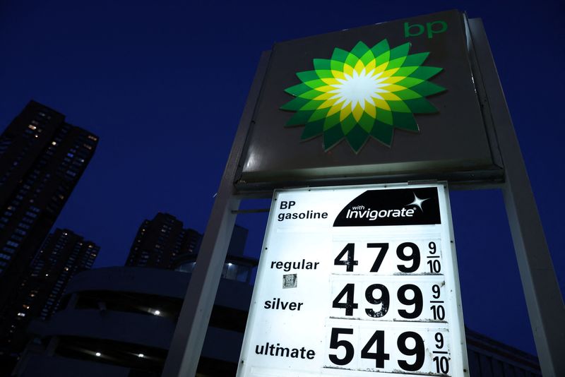 © Reuters. FILE PHOTO: Gas prices are seen displayed at a BP gas station in Manhattan, New York City, U.S., November 24, 2021. REUTERS/Andrew Kelly