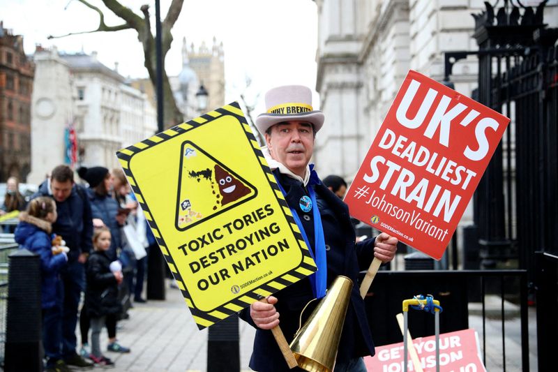 © Reuters. Activist Steve Bray demonstrates outside Downing Street in London, Britain, December 20, 2021. REUTERS/Hannah McKay