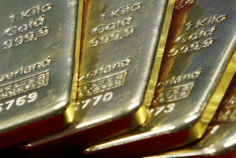 &copy; Reuters. Gold plates are displayed for the media inside a Bank of Taiwan branch outlet in Taipei April 21, 2011. Gold rallied above $1,500 an ounce for the first time on Wednesday, extending this week's record run as investors hedged growing inflation risks and bo