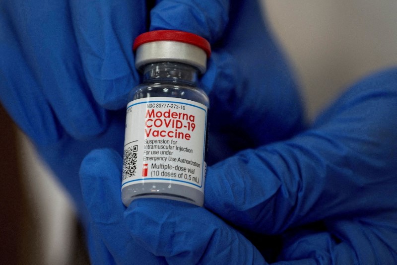 &copy; Reuters. Profissional de saúde segura frasco de vacina contra Covid-19 da Moderna em Nova York
21/12/2020 REUTERS/Eduardo Munoz