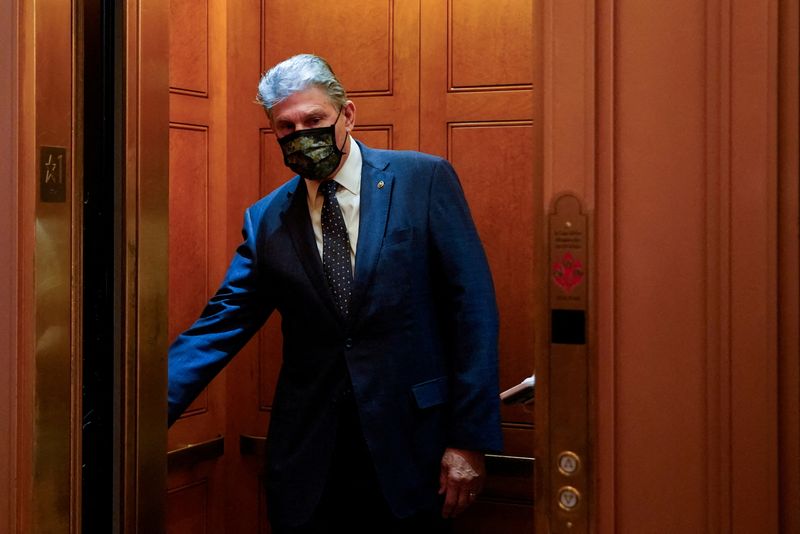 &copy; Reuters. Senador Joe Manchin fecha porta de elevador no Capitólio dos EUA, em Washington
16/12/2021
REUTERS/Elizabeth Frantz