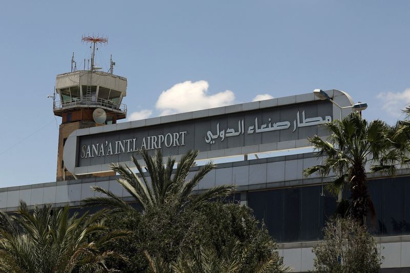 &copy; Reuters. La coalition sous commandement saoudien qui intervient militairement au Yémen a mené lundi des frappes aériennes contre l'aéroport international de la capitale Sanaa, contrôlée par le mouvement chiite Houthis, après avoir demandé aux civils d'éva