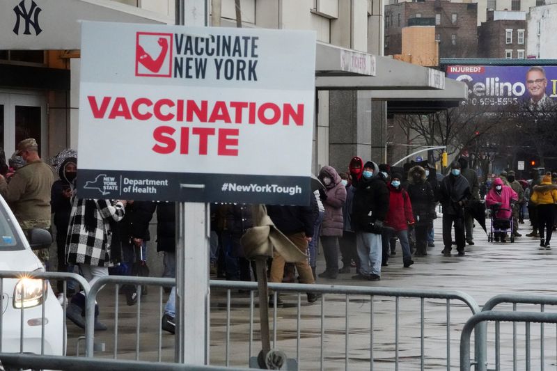 &copy; Reuters. People line up outside Yankee stadium for vaccines amid the coronavirus disease (COVID-19) pandemic in the Bronx borough of New York City, New York, U.S., February 5, 2021. REUTERS/Carlo Allegri/File Photo