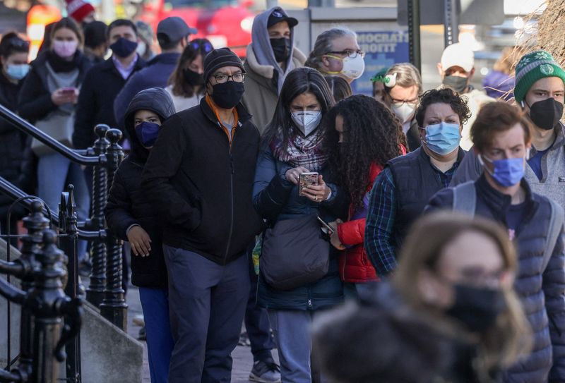 &copy; Reuters. FILE PHOTO: People wait in long lines to be tested for COVID-19 in Washington, U.S., December 20, 2021. REUTERS/Evelyn Hockstein