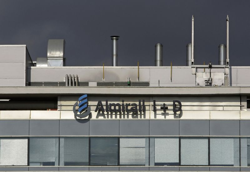 &copy; Reuters. FOTO DE ARCHIVO: El laboratorio de Almirall en Sant Feliu de Llobregat