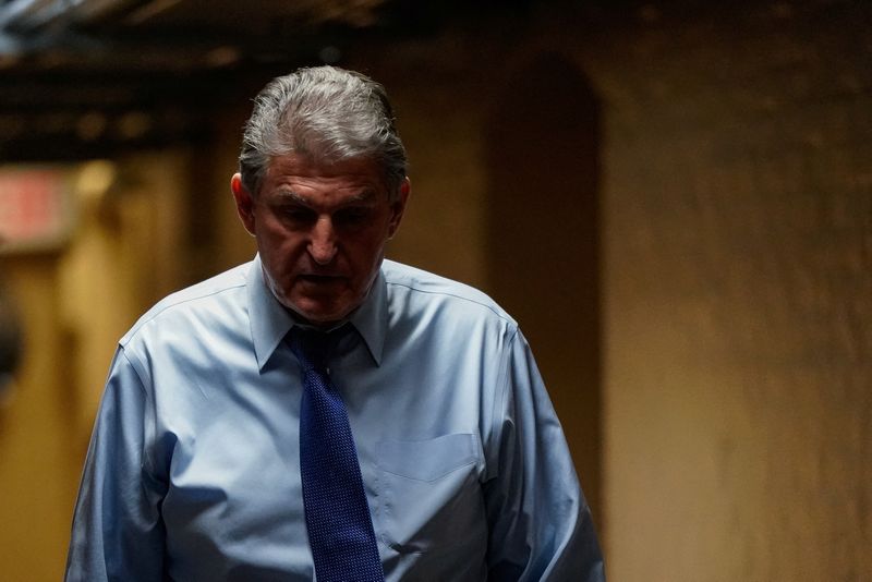 &copy; Reuters. FOTO DE ARCHIVO: El senador estadounidense Joe Manchin en el interior del Capitolio en Washington D. C., Estados Unidos, el 15 de diciembre de 2021. REUTERS/Elizabeth Frantz