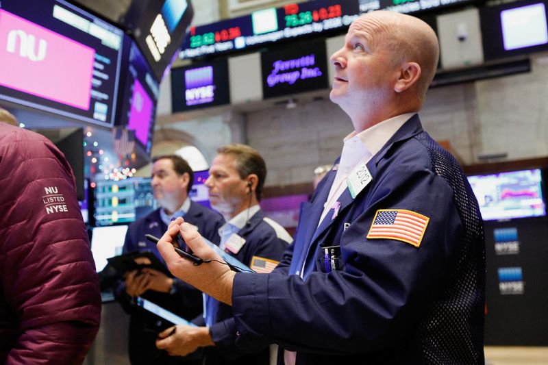 &copy; Reuters. Traders work on the floor of the New York Stock Exchange (NYSE) in New York City, U.S., December 9, 2021. REUTERS/Brendan McDermid