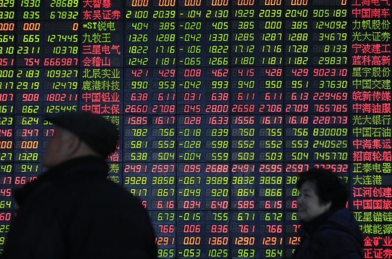 &copy; Reuters. Investors look at an electronic board showing stock information at a brokerage in Shanghai December 22, 2014. REUTERS/Aly Song