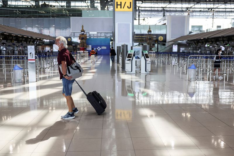 &copy; Reuters. 　タイ政府は、新型コロナウイルス対策の一環で、外国人観光客に対する強制隔離措置を再導入することを明らかにした。バンコクのスワンナプーム国際空港で１１月撮影（２０２１年　ロ
