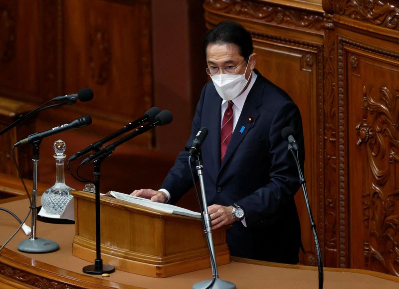 &copy; Reuters. Japan's Prime Minister Fumio Kishida wearing a protective face mask delivers his policy speech at the start of an extraordinary session of the lower house of the parliament, amid the coronavirus disease (COVID-19) pandemic, in Tokyo, Japan December 6, 202