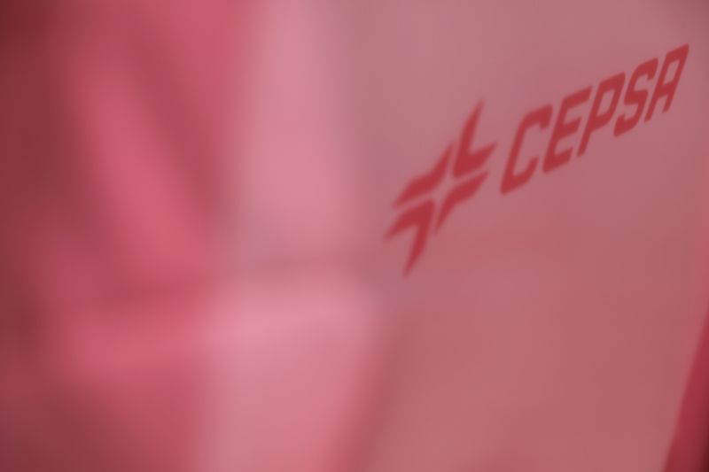 &copy; Reuters. FOTO DE ARCHIVO: El logotipo de CEPSA durante un evento celebrado en Madrid, España, el 15 de junio de 2018. REUTERS/Susana Vera
