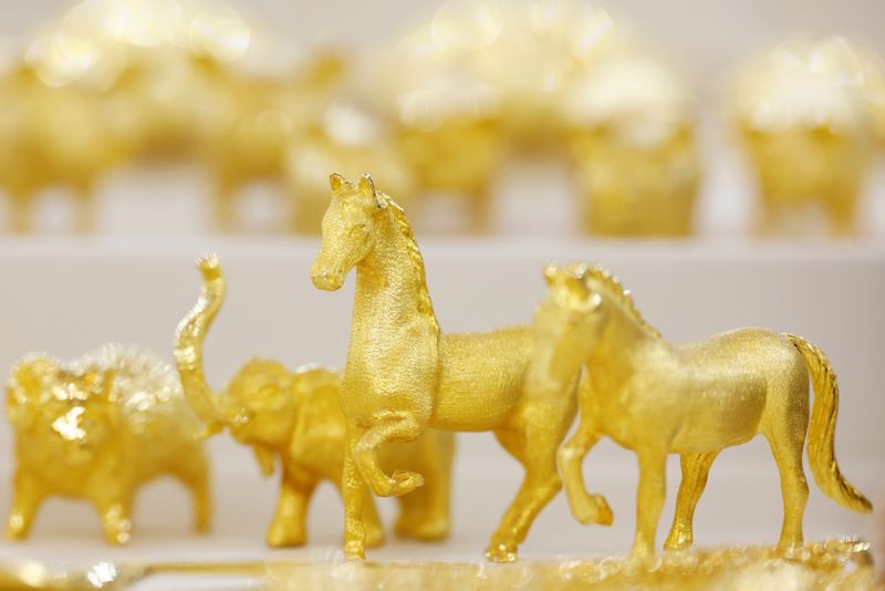 &copy; Reuters. Gold products are pictured on display at Korea Gold Exchange in Seoul, South Korea, August 6, 2020.    REUTERS/Kim Hong-Ji
