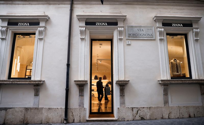 © Reuters. People are seen inside an Ermenegildo Zegna store, in Rome, Italy, December 20, 2021. REUTERS/Yara Nardi