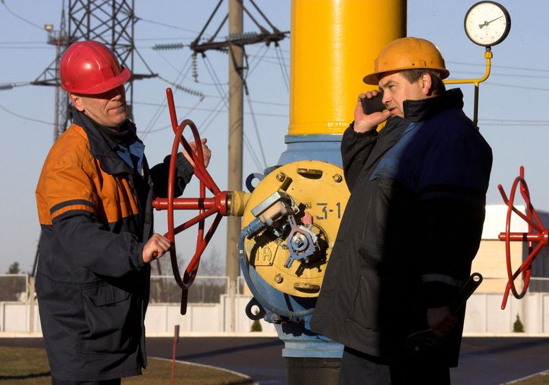 &copy; Reuters. Trabajadores en una estación de compresión de gas en el oleoducto Yamal-Europa cerca de Nesvizh, a unos 130 km (81 millas) al suroeste de Minsk, 29 de diciembre de 2006. REUTERS/Vasily Fedosenko