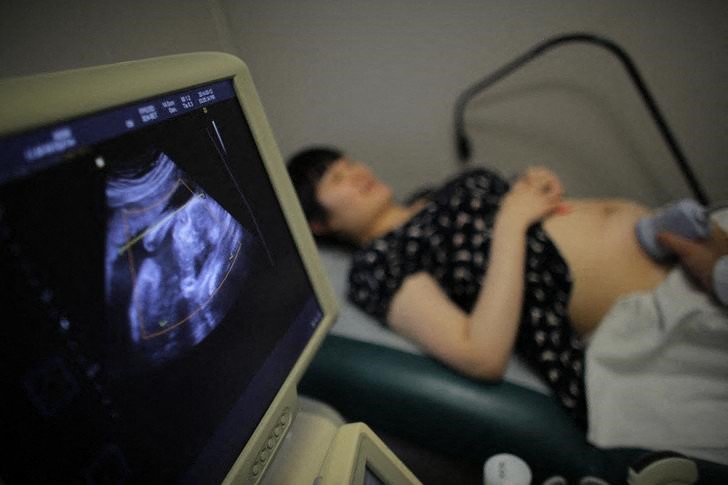 &copy; Reuters. Imagen de archivo de una embarazada de cinco meses durante una sesión de control en un hospital de Shanghái, China. 12 septiembre 2014. REUTERS/Carlos Barria