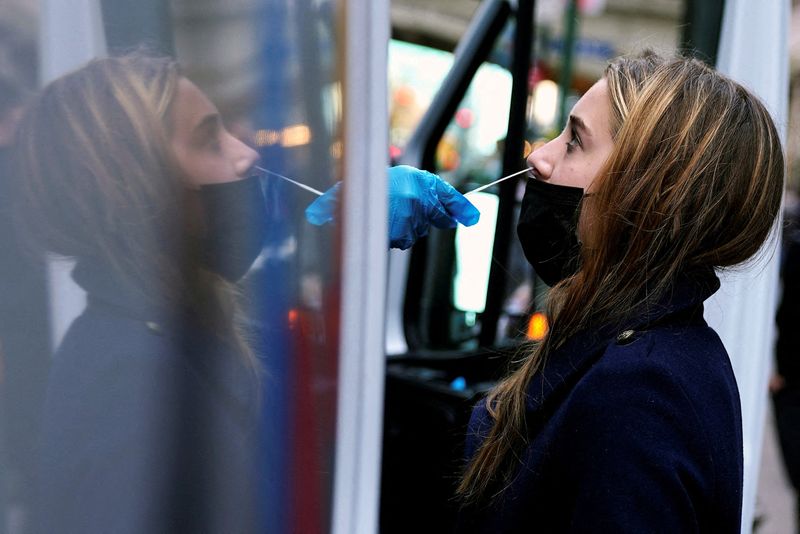 &copy; Reuters. L'administration Biden va commander 500 millions de tests de dépistage du COVID-19 et les distribuer gratuitement en janvier aux Américains qui en feront la demande en ligne afin de tenter de contenir la vague du variant Omicron, fortement contagieux, q