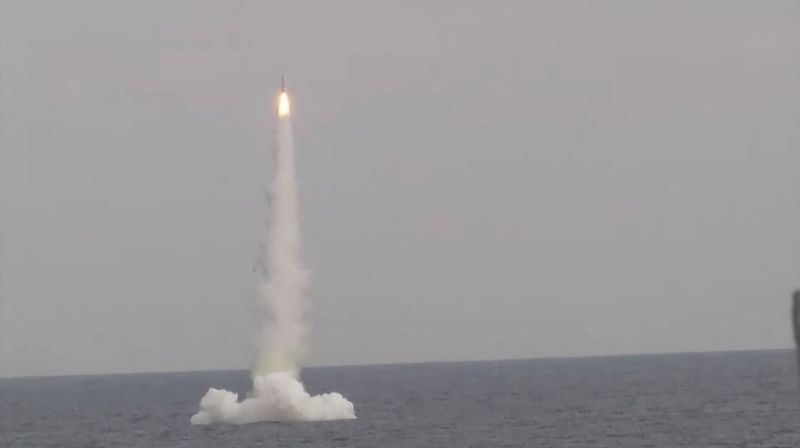 &copy; Reuters. Un sous-marin russe a tiré un missile de croisière Kalibr depuis la mer du Japon vers une zone d'entraînement russe à terre située à plus de 1.000 kilomètres lors d'un essai militaire, a indiqué mardi l'agence de presse RIA. /Photo publiée le 21 