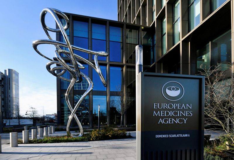 &copy; Reuters. Il logo dell'Agenzia europea per i Medicinali (Ema) ad Amsterdam. REUTERS/Piroschka van de Wouw